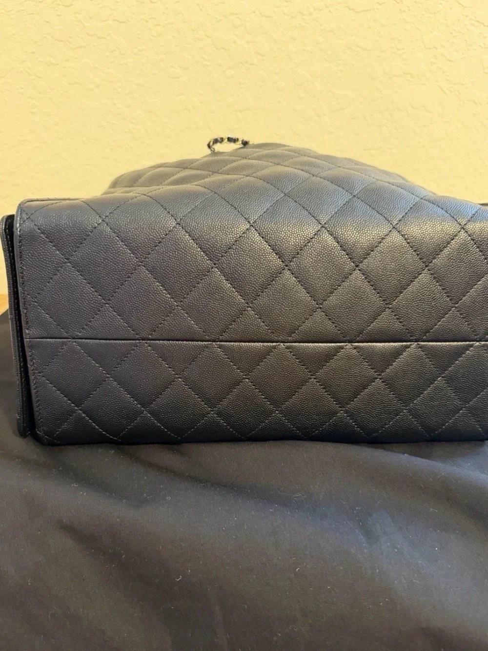 Chanel 25 bag in black grain leather and golden hardware. Medium size.